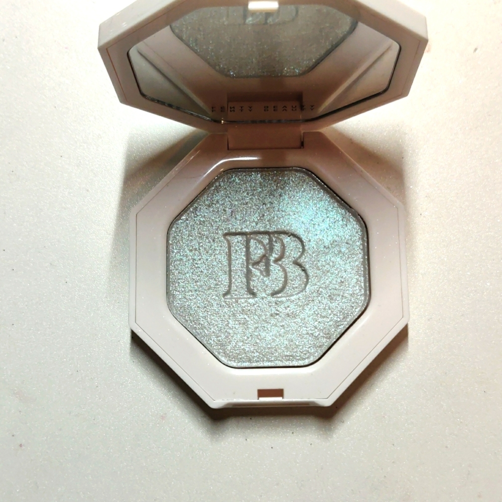 Fenty Beauty by Rihanna Killawatt Freestyle Highlighter Chillz